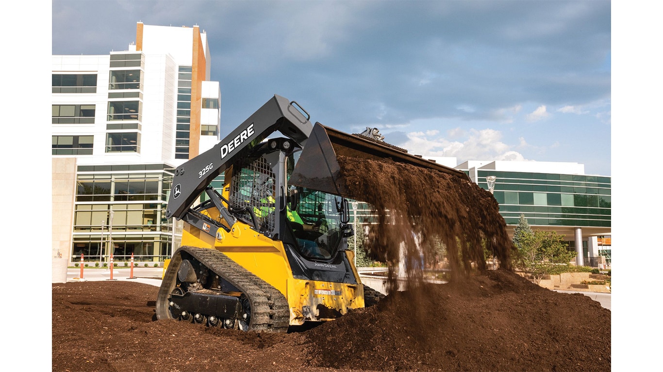John Deere 325G con accesorio de trabajo