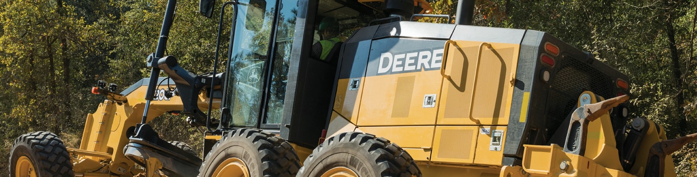 Motoniveladora John Deere trabajando