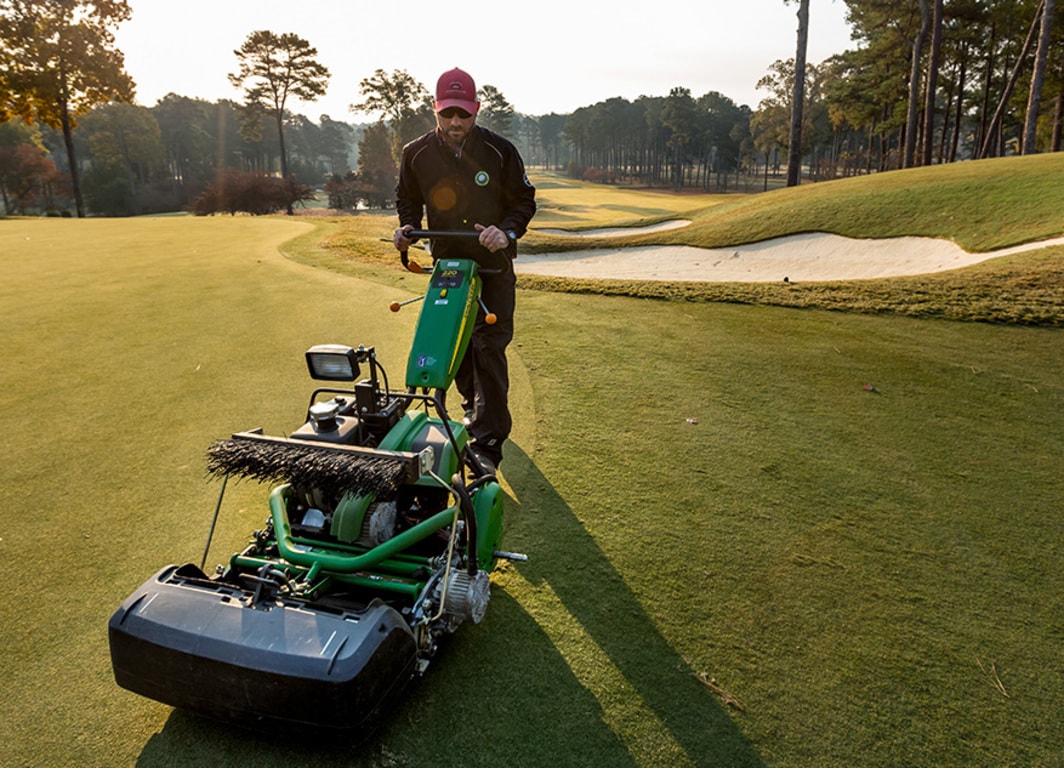 Podadora de greens John Deere 220E trabajando