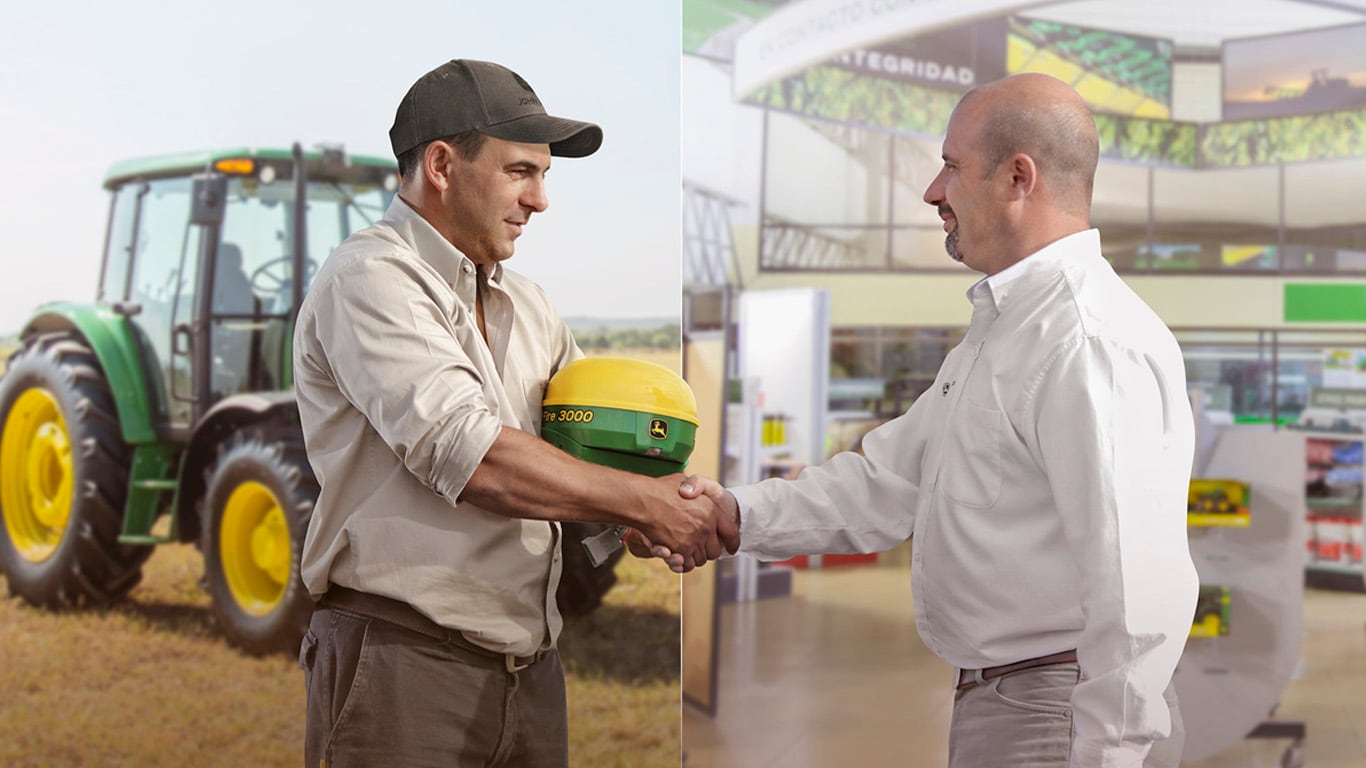 Cliente y distribuidor revisando opciones de financiamiento